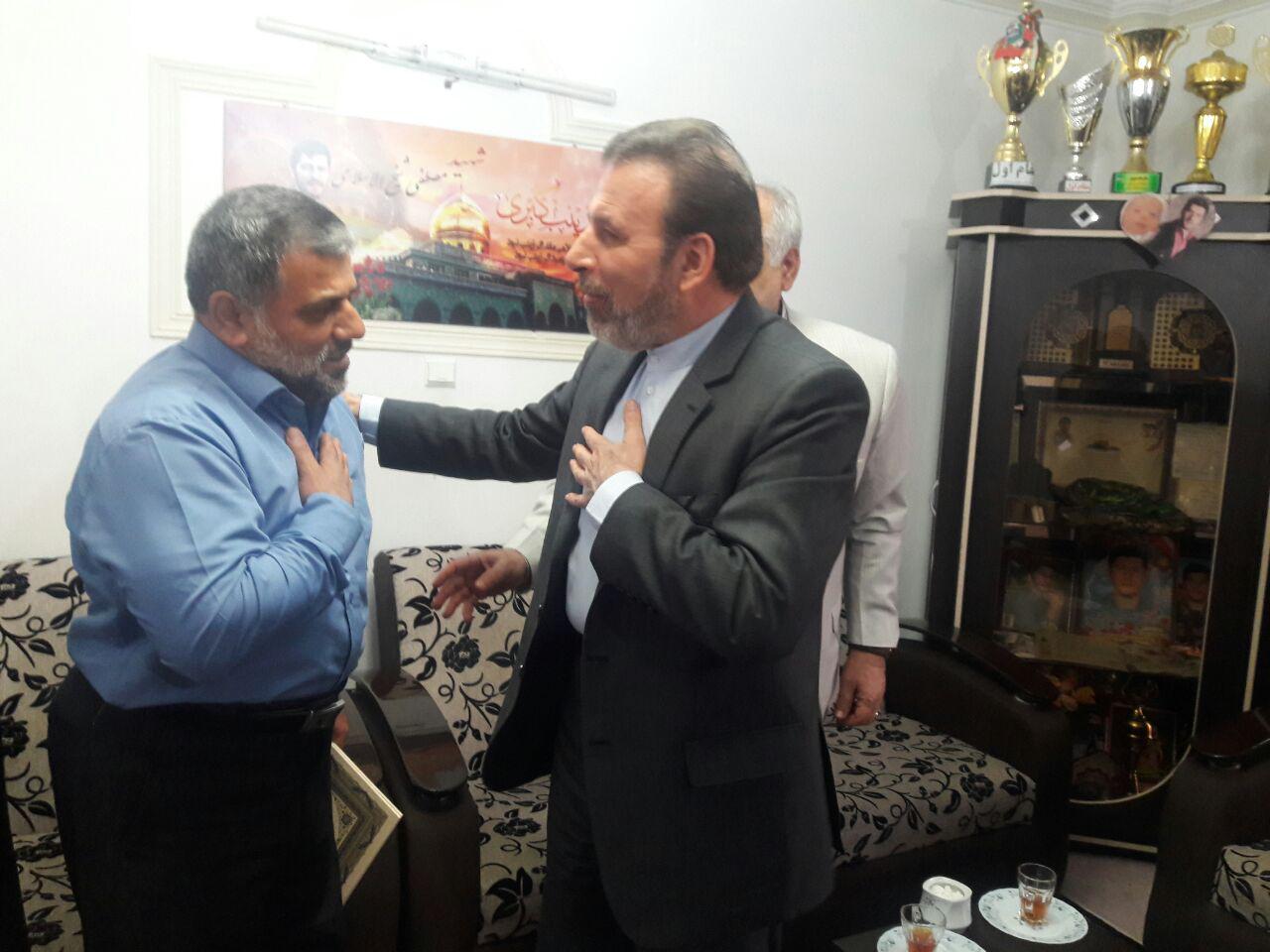 دیدار وزیر با خانواده شهید مدافع حرم