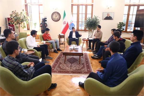 کشور مسائل بسیاری دارد، بمانید و حل کنید / پژوهشگاه ارتباطات و فناوری اطلاعات آمادگی دارد از ظرفیت رتبه های برتر کنکور استفاده کند