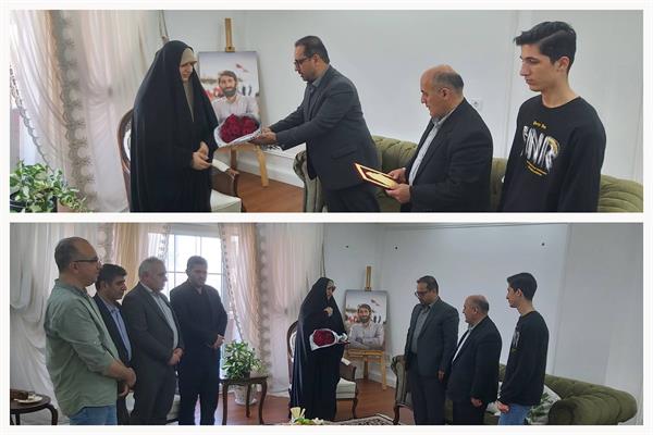مدیرکل ارتباطات و فناوری اطلاعات استان مازندران با خانواده معظم شهید مدافع حرم محمد بلباسی به مناسبت هفته دفاع مقدس دیدار کرد