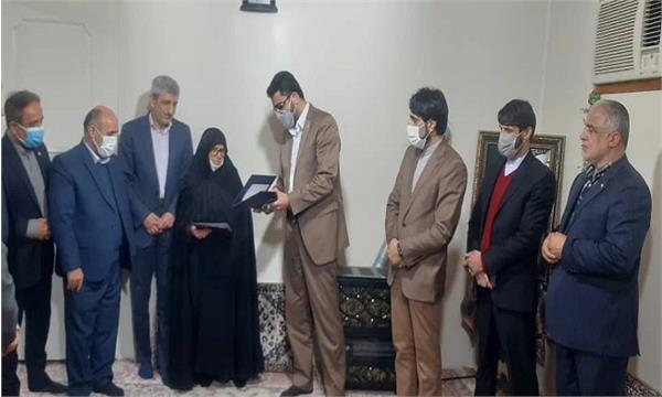 مسئولین وزارت با خانواده شهید صادقی دیدار کردند