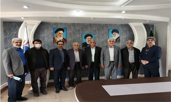 از خدمات صادقانه همکاران بازنشسته پست استان تجلیل نمود.