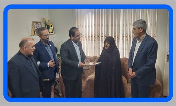 نماینده ویژه وزیر ارتباطات و فناوری اطلاعات با خانواده شهید صادقی دیدار کرد
