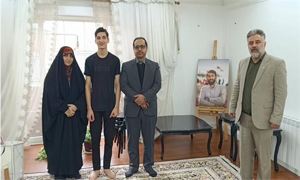 مدیرکل ارتباطات و فناوری اطلاعات استان مازندران با خانواده معظم شهید مدافع حرم محمد بلباسی دیدار کرد